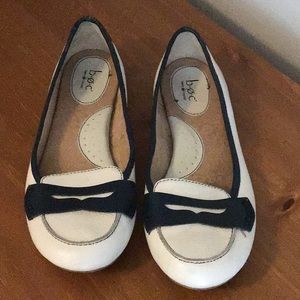 BOC Born Womens Cream & Navy Blue Penny Loafers